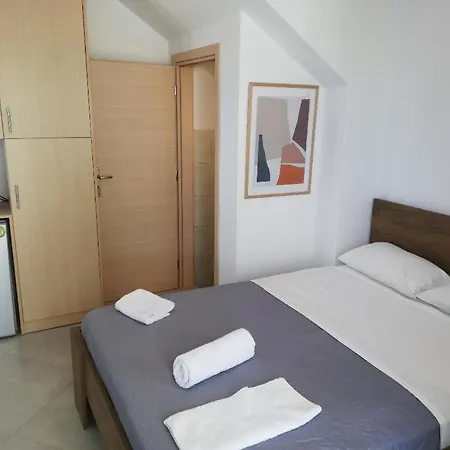 Liostasi * סקירוס