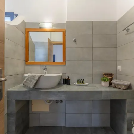 Liostasi * سكيروس
